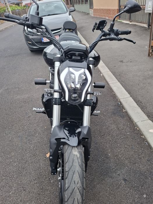 Vând motocicleta Benelli 502c