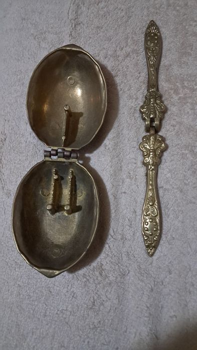 Doua spargatoare de nuci , din bronz