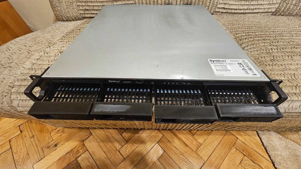 Server NAS Synology rs818rp+