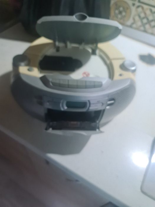Vând 2 radio unu este cu caseta și tidi cel negru este doar radio
