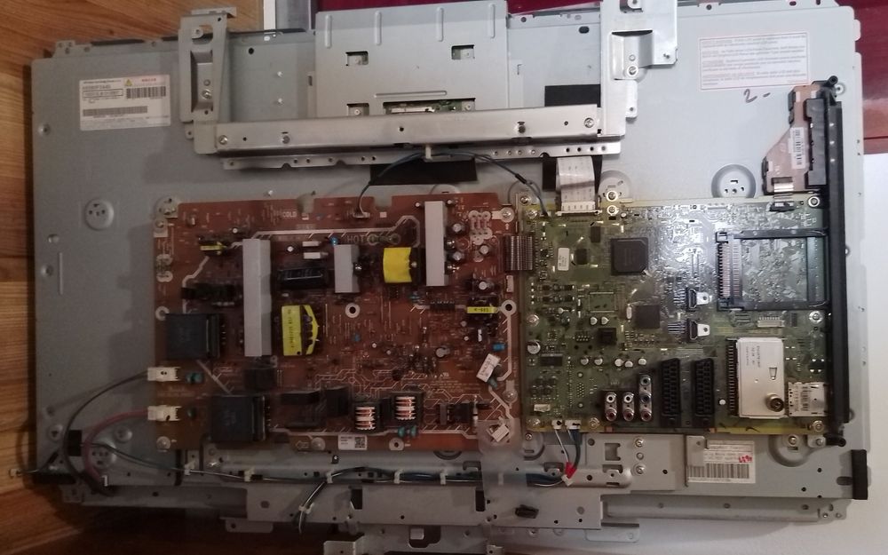 Продавам на части телевизор Panasonic TX-L32U10E