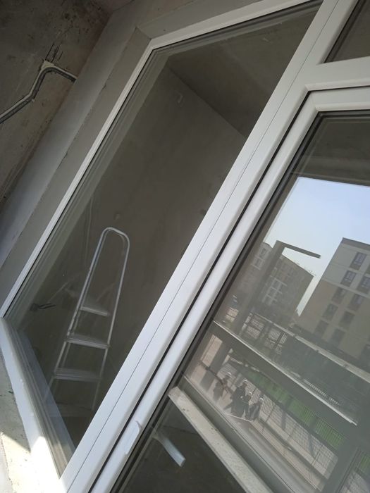 Пластиковая дверь+окно в комплекте