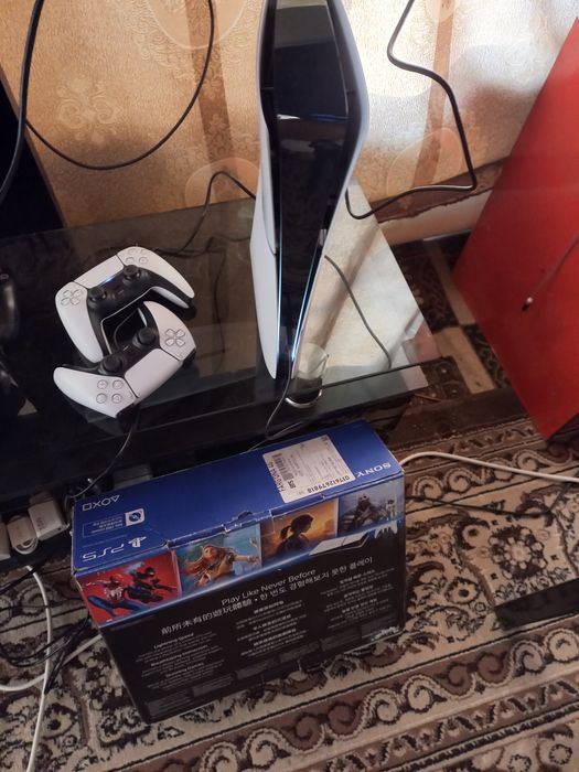 PS5 slim holati ideal tiniq 1TB hotirasi o'yinlar yozigan PS5 o'yinlar