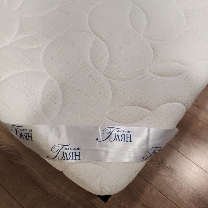 Легло с матрак и чекмеджета