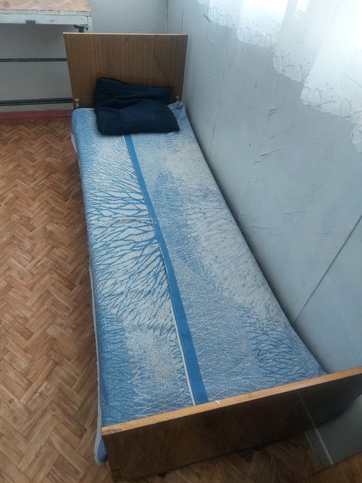 Кровать односпальная.