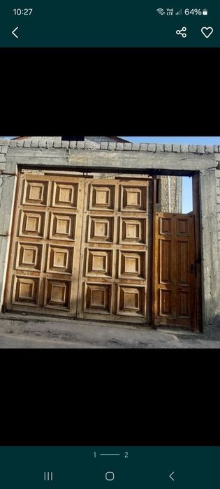 Yong'oq daraxtidan tayyorlangan darvoza. 3,5 ga 3,5 m. O'lchamida.