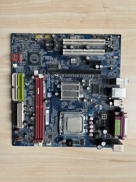 Vand piese pentru calculatoare.