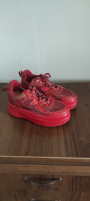 Кроссовка сотилади