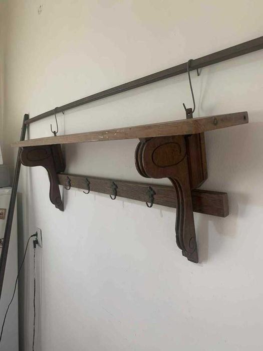 Polita cuier din lemn masiv sculptat