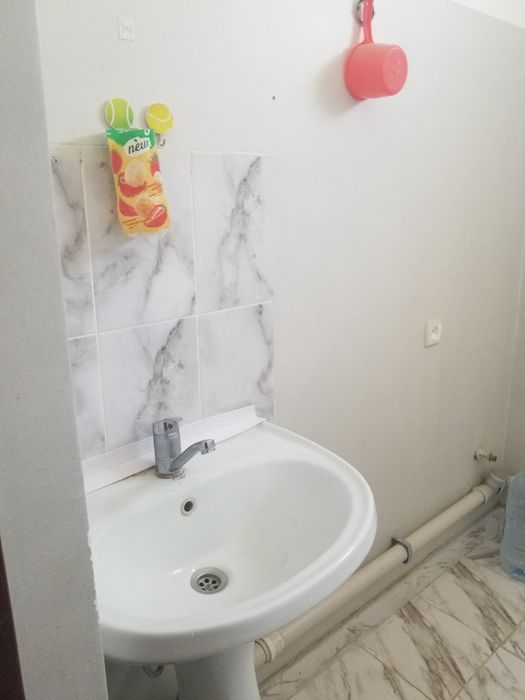 Qorasuvda korzinka yonida 3 xona ijaraga 
 5 qavatli dom
 4 -qavatida