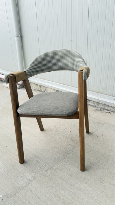 Дървени столове с тапицерия