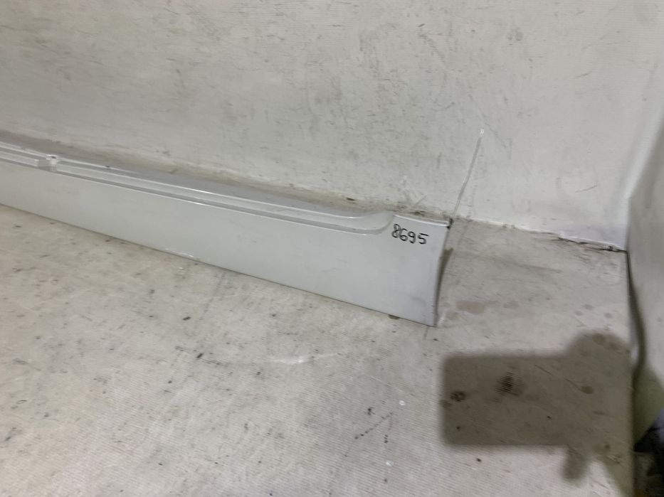 Prag stanga BMW Seria 5, F10, F11, 2010, 2011, 2012, 2013, 2014, 2015, 2016, cod origine OE 51777184773.