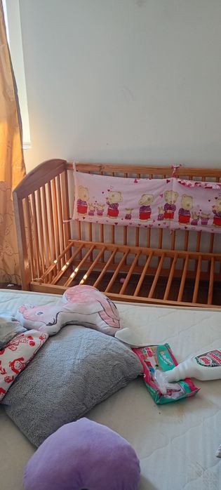 Vând pătuț din lemn masiv
