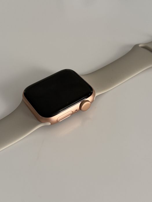 Продам Apple Watch SE 40mm