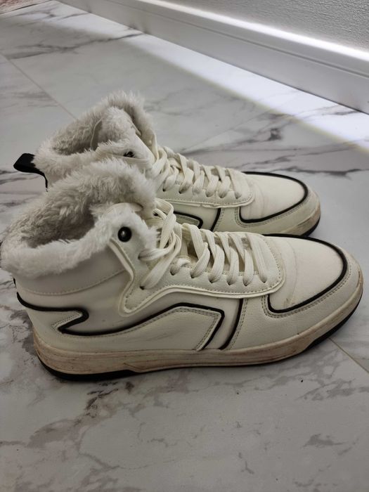 Продам кроссовки зимние