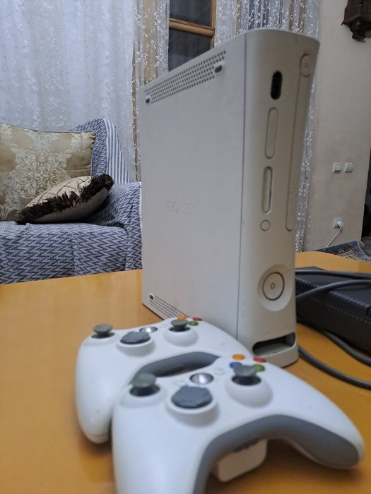 Игровая приставка xbox в хорошем состоянии