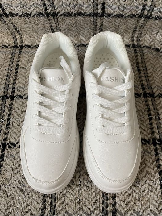 Продам новые кроссовки