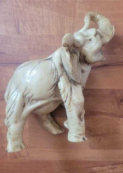 Масивна фигура слон