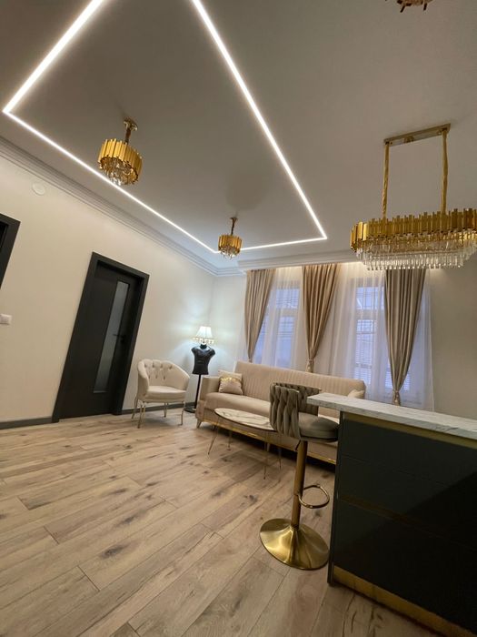 Vand apartament la curte!