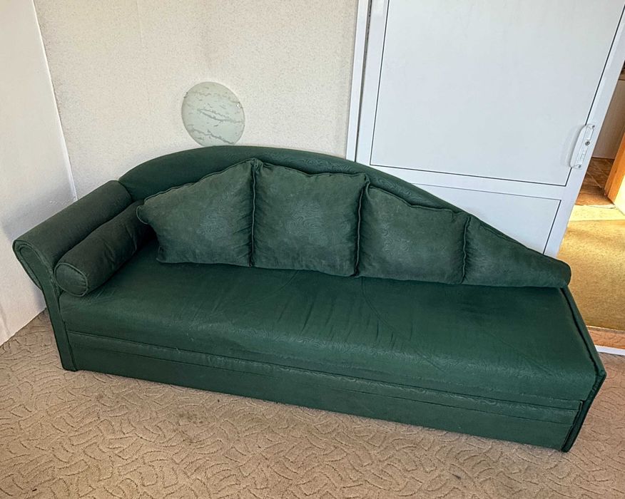 Мебели: гардероб, шкафове, кухненска маса, диван