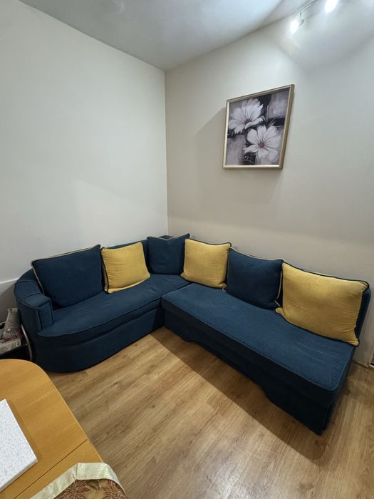 Ъглов разтегателен диван 230см на 190см с три табуретки