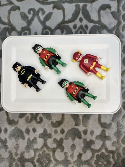 киндер фигурки бетмена  и еще нескольких фугурок