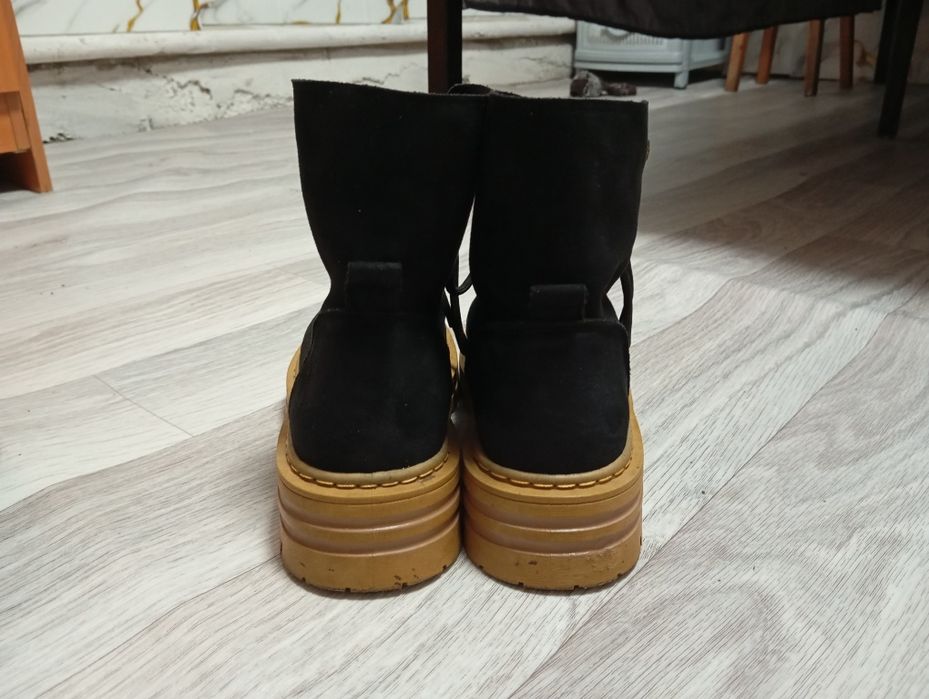 продам женские ботинки