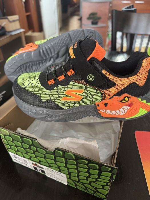 НОВИ!!!Детски Маратонки Skechers Dino lights N 37