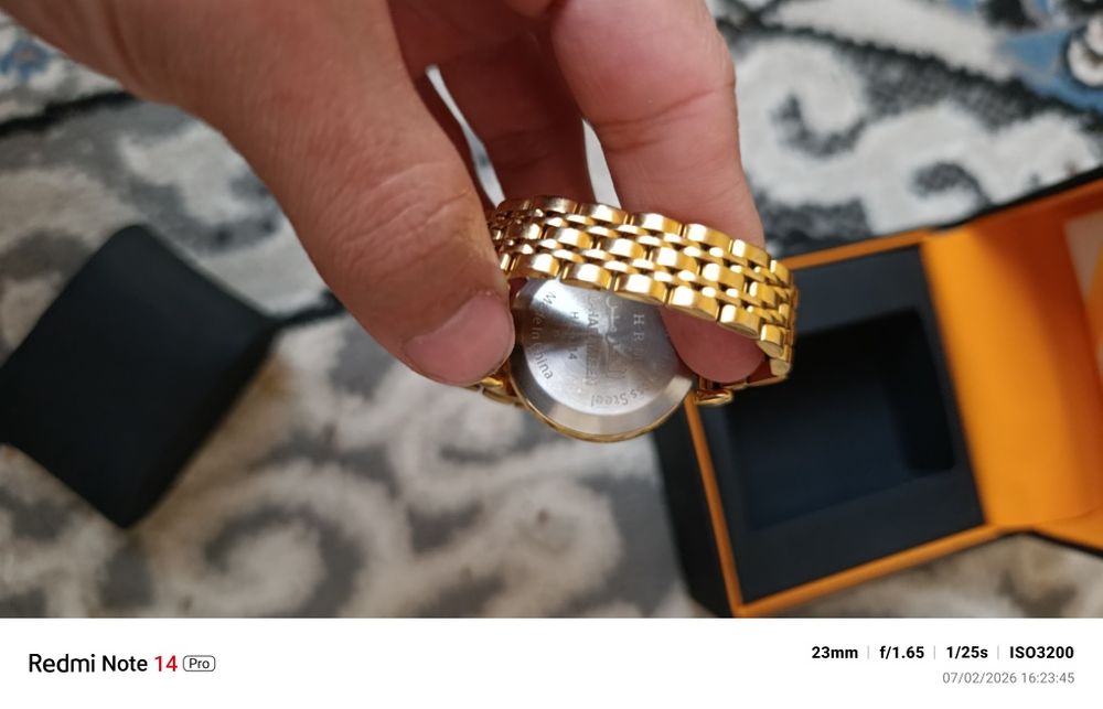 Al-Haramen soati Holati yaxshi Ideal bir oy oldin olingan