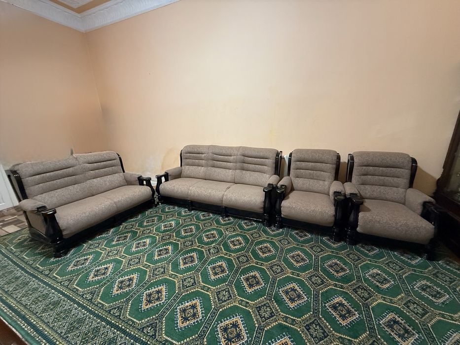 Диван и кресло.