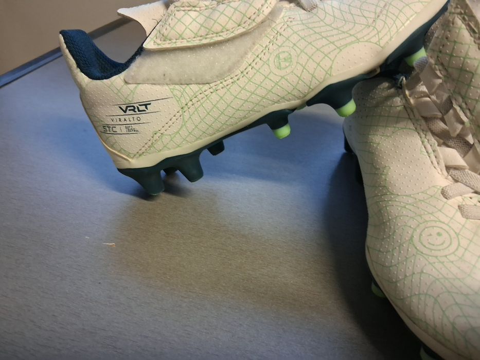 Ghete fotbal Kipsta pentru copii .