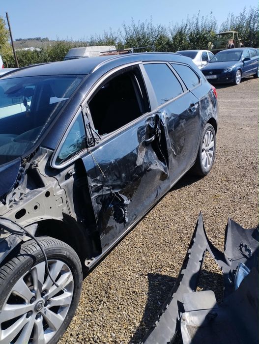 Opel Astra J avariat
