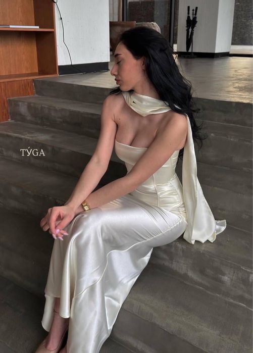 Платье с шарфом на корсете