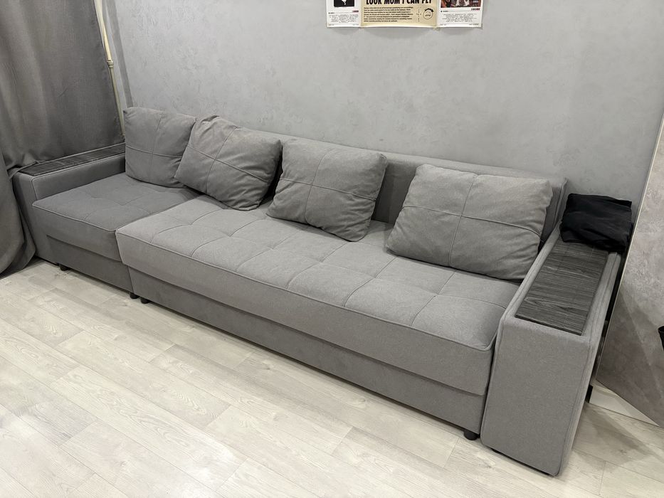 Большой диван,Серого цвета