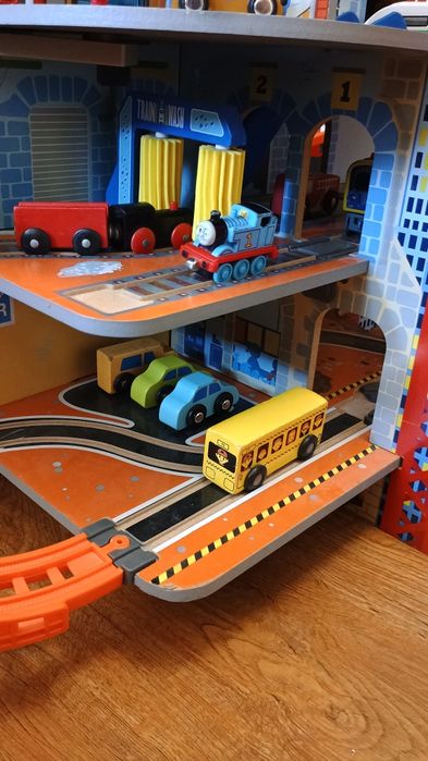 Vând statie, gara tren lemn XXL set mare de șine de lemn playtive / jucării din lemn