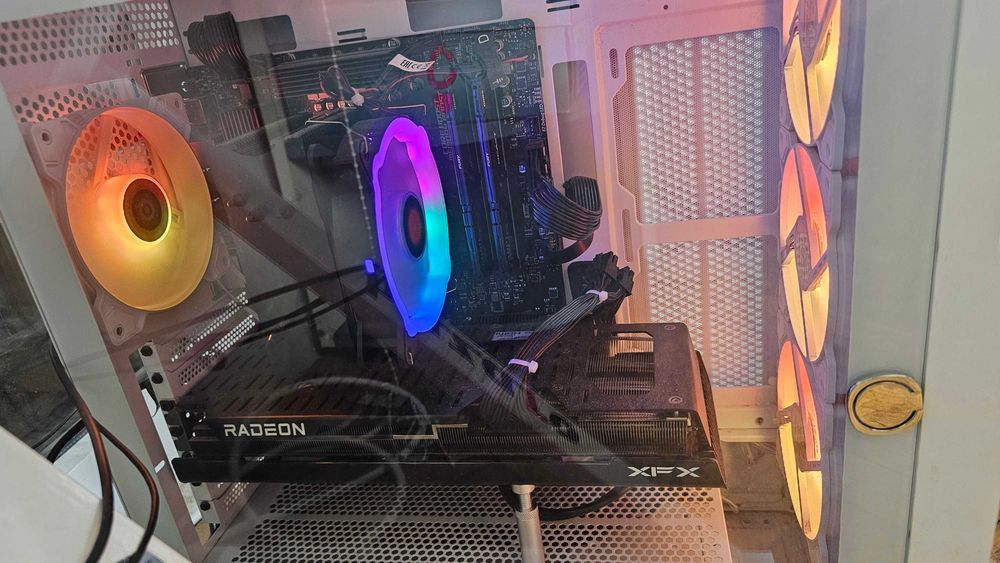 Gaming PC XFX AMD Radeon 7800XT 16GB DDR6 32GB RAM 2X16 KINGSTON FURY BEAST DDR5 6000MHZ 3TB SSD 2K/1440