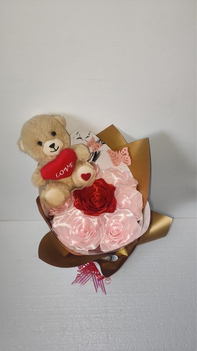 Cadou flori din satin cu ursulet