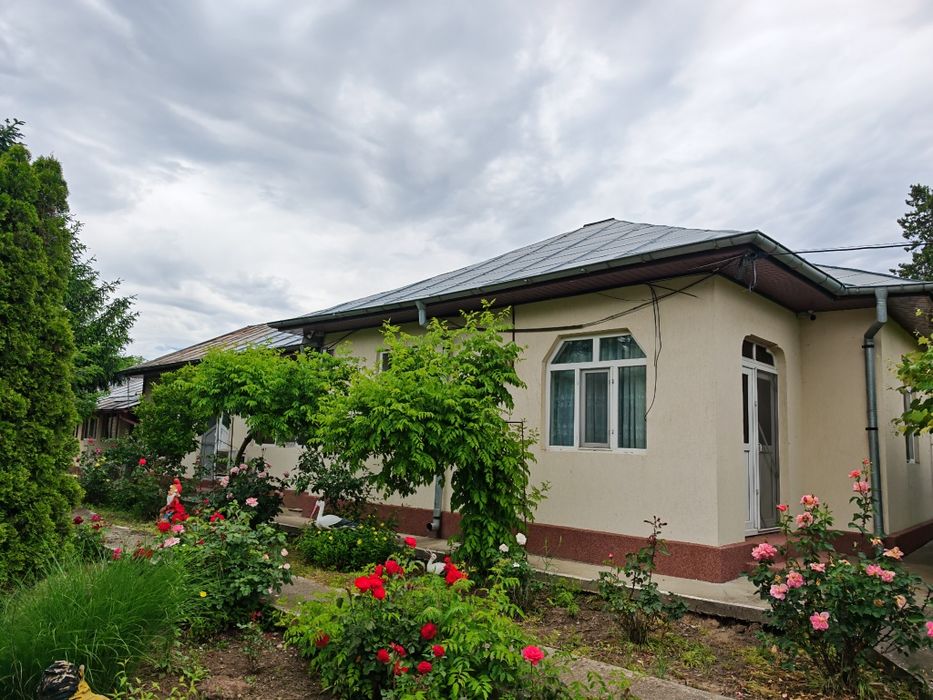 Casă spațioasă cu teren 2000 mp aproape de oraș – Cuza Vodă, str. Bisericii. SE POATE VINDE ȘI FRACȚIONAT. DETALII IN DESCRIERE.