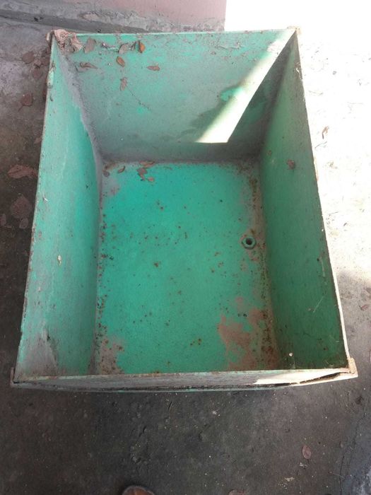 Железная емкость для душа