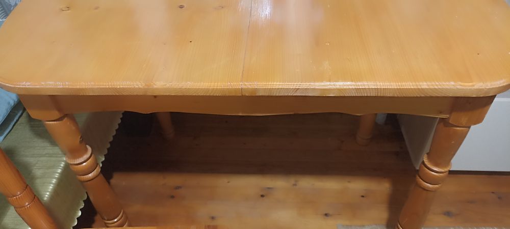 Дървени столове и маса