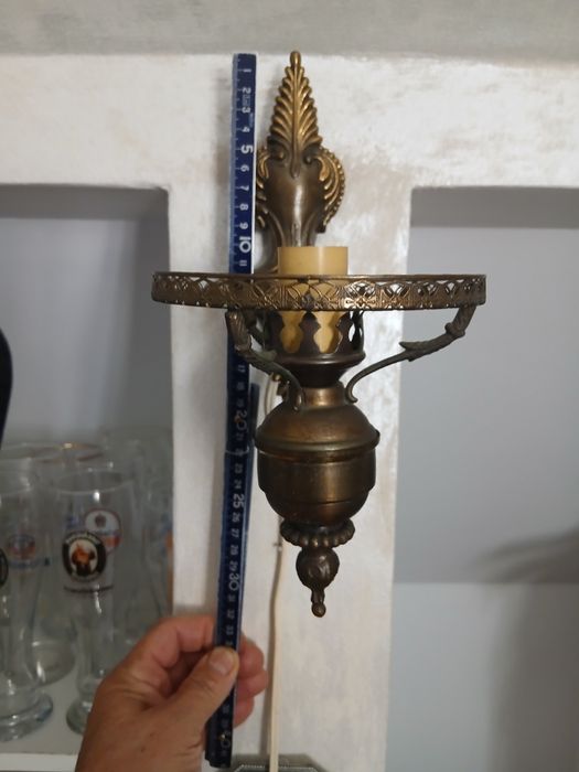 Aplica de perete,cu abajur.