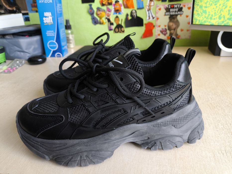 Продаю летние кроссовки