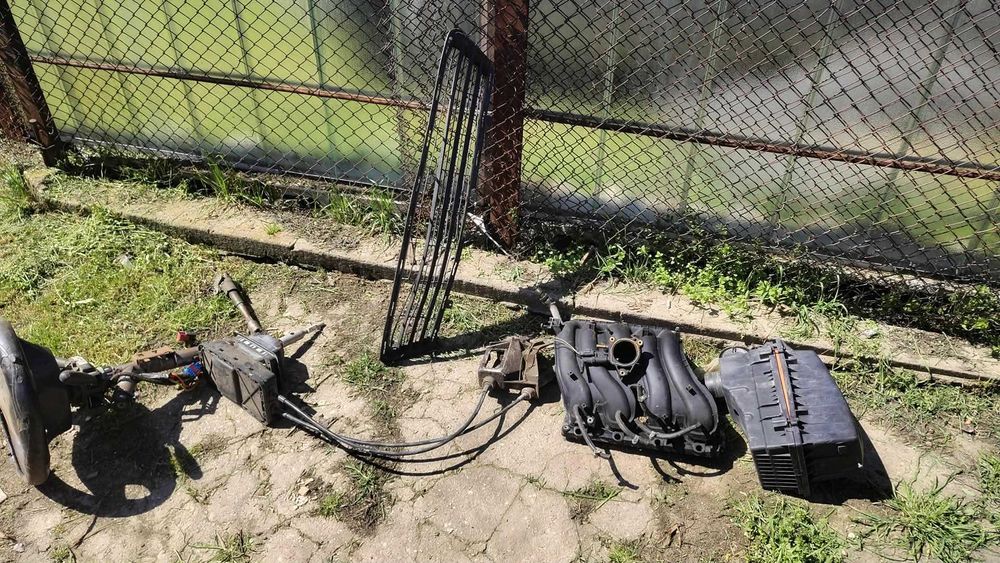 Продавам части за Пежо 406 1.8бензин 2002 година