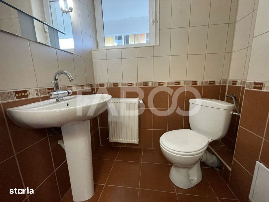 Apartament cu 4 camere si loc de parcare de inchiriat in zona Strand