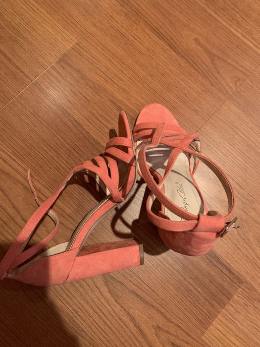 Sandale cu toc.