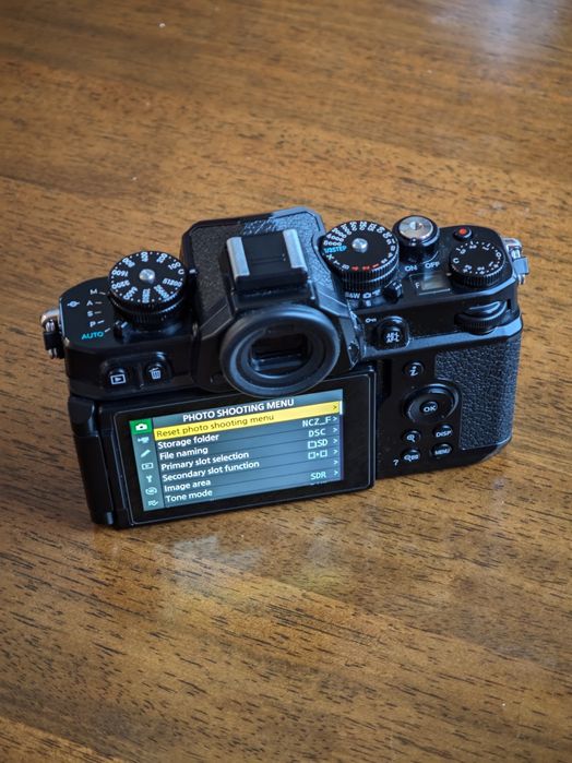 Продавам Nikon ZF с оставаща гаранция до 11.2026г.