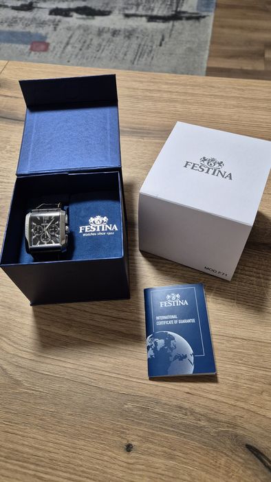 Продавам мъжки елегантен часовник Festina