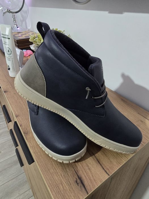 Vând papuci cu blana pe interior