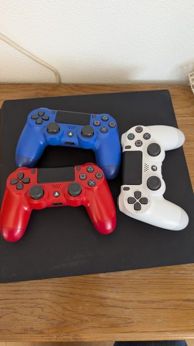 PS 4 Pro 1TB cu 3 controlere