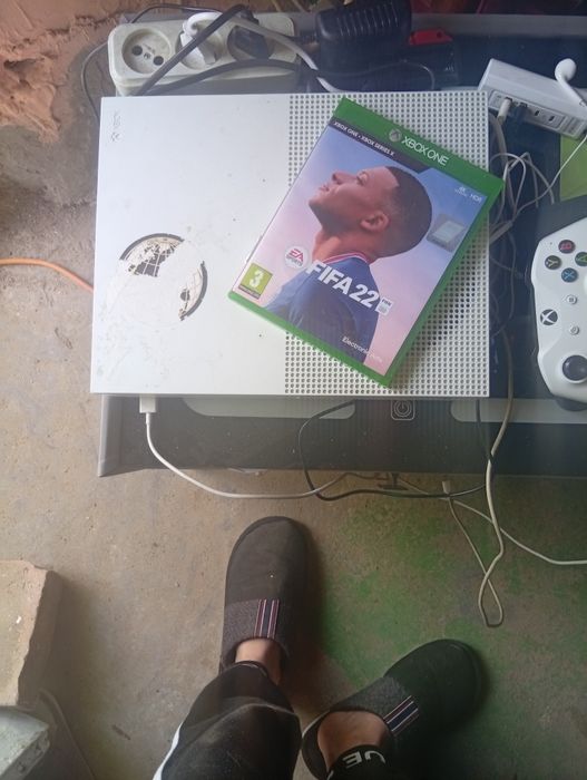 Vând Xbox one s cu un joystick si un joc